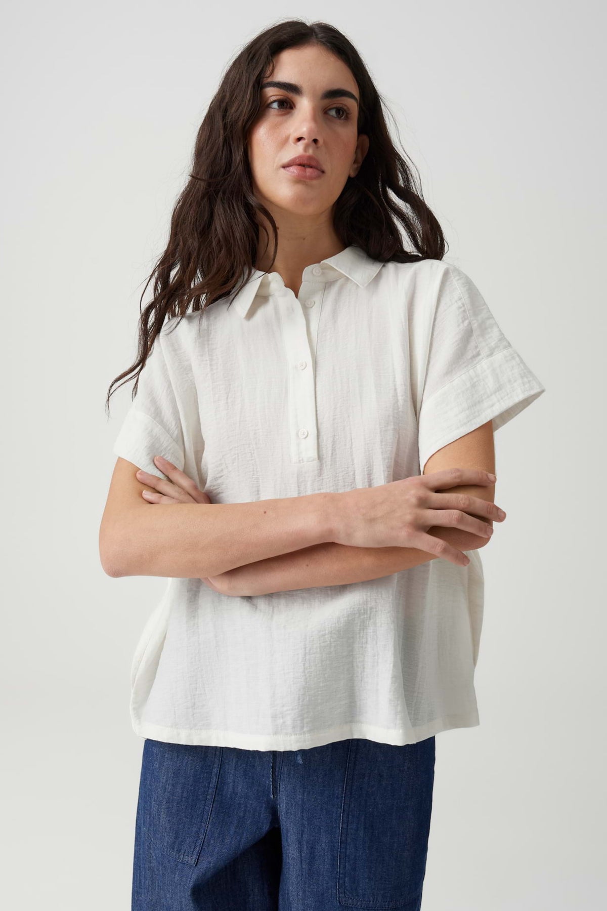 Lichte katoenen blouse van Opus met elegante pasvorm en lange mouwen, gedragen door een model in een lichte omgeving.