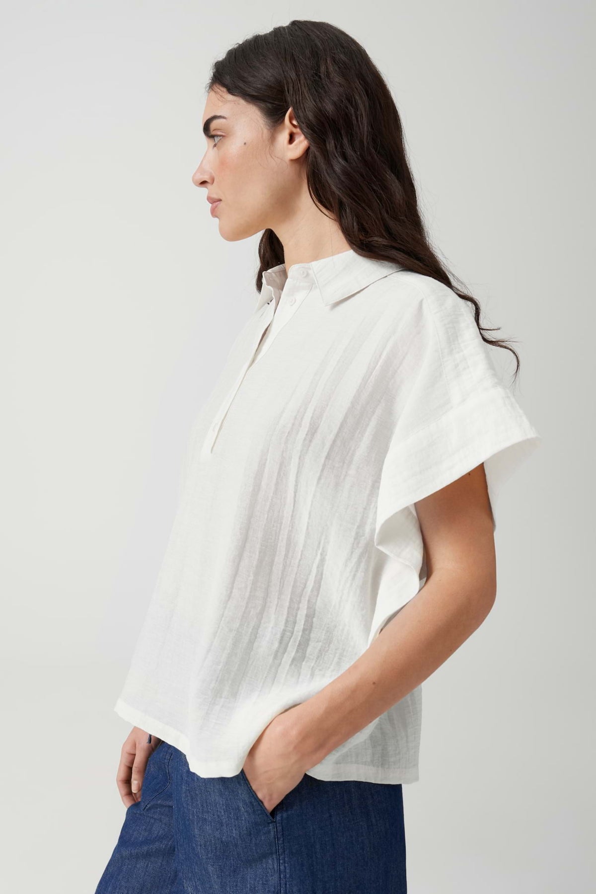 Lichte katoenen blouse van Opus met lange mouwen en knoopsluiting, gedragen door model.