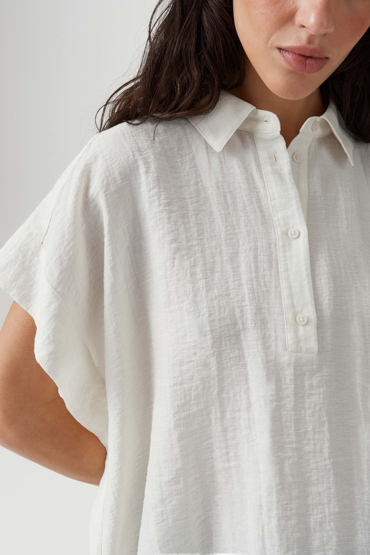 Lichte katoenen blouse van Opus met bloemenprint, gedragen door een model, geschikt voor casual en zomerse dagen.