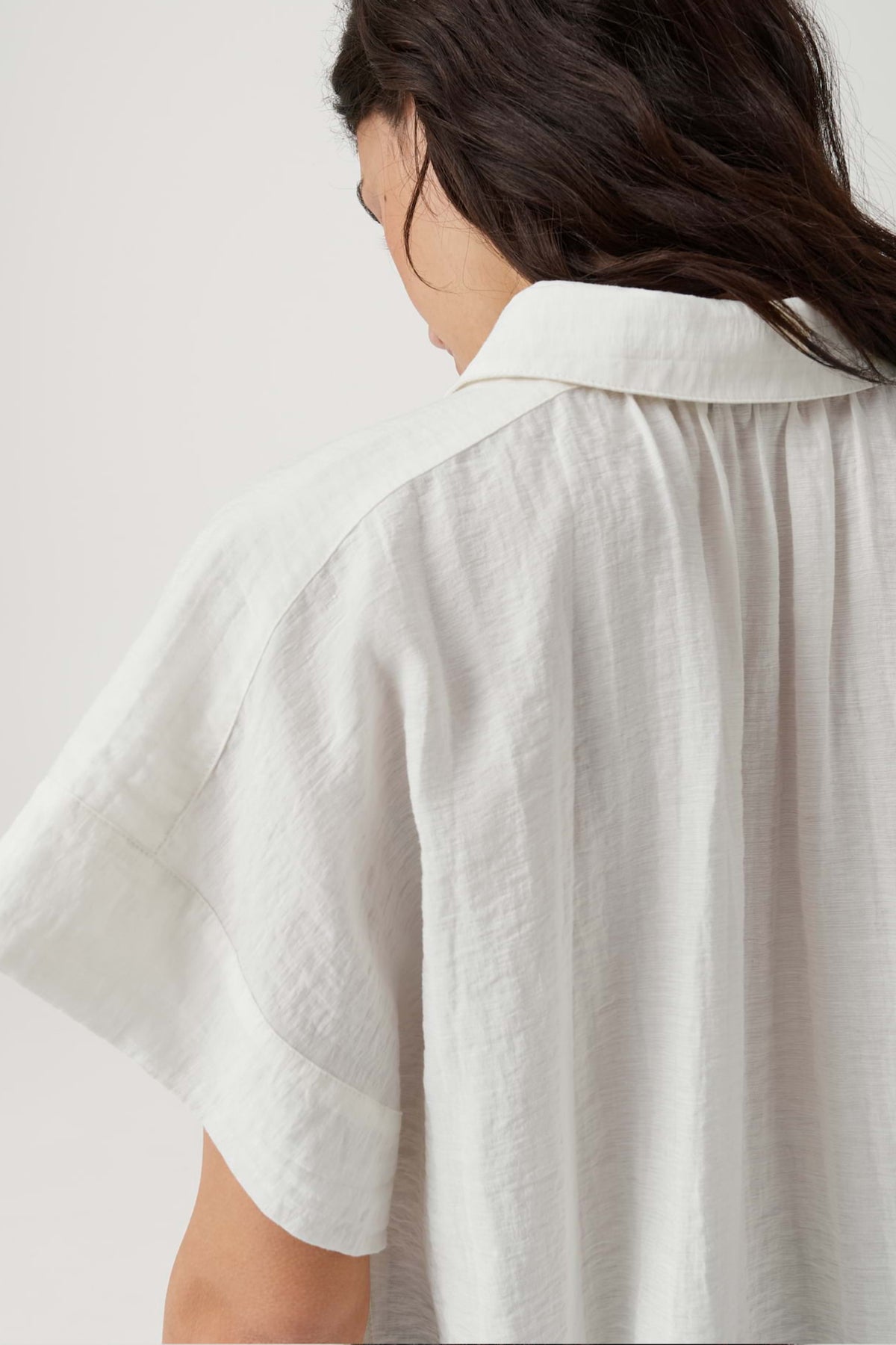 Lichte katoenen blouse van Opus met geklede pasvorm, zichtbaar in de afbeelding.