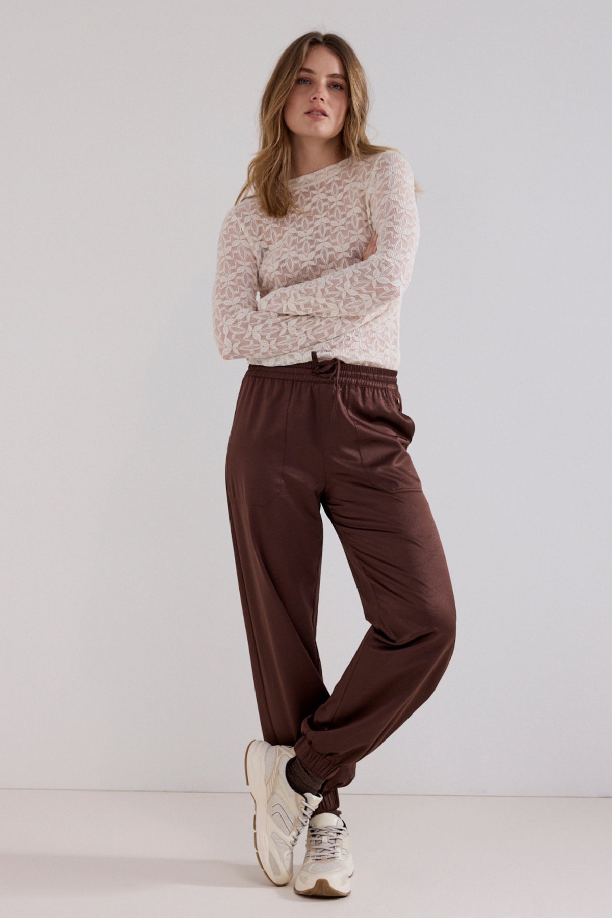 Donkere bruine joggerbroek van Tramontana met comfortabele pasvorm en elastische taille, geschikt voor casual dragen.