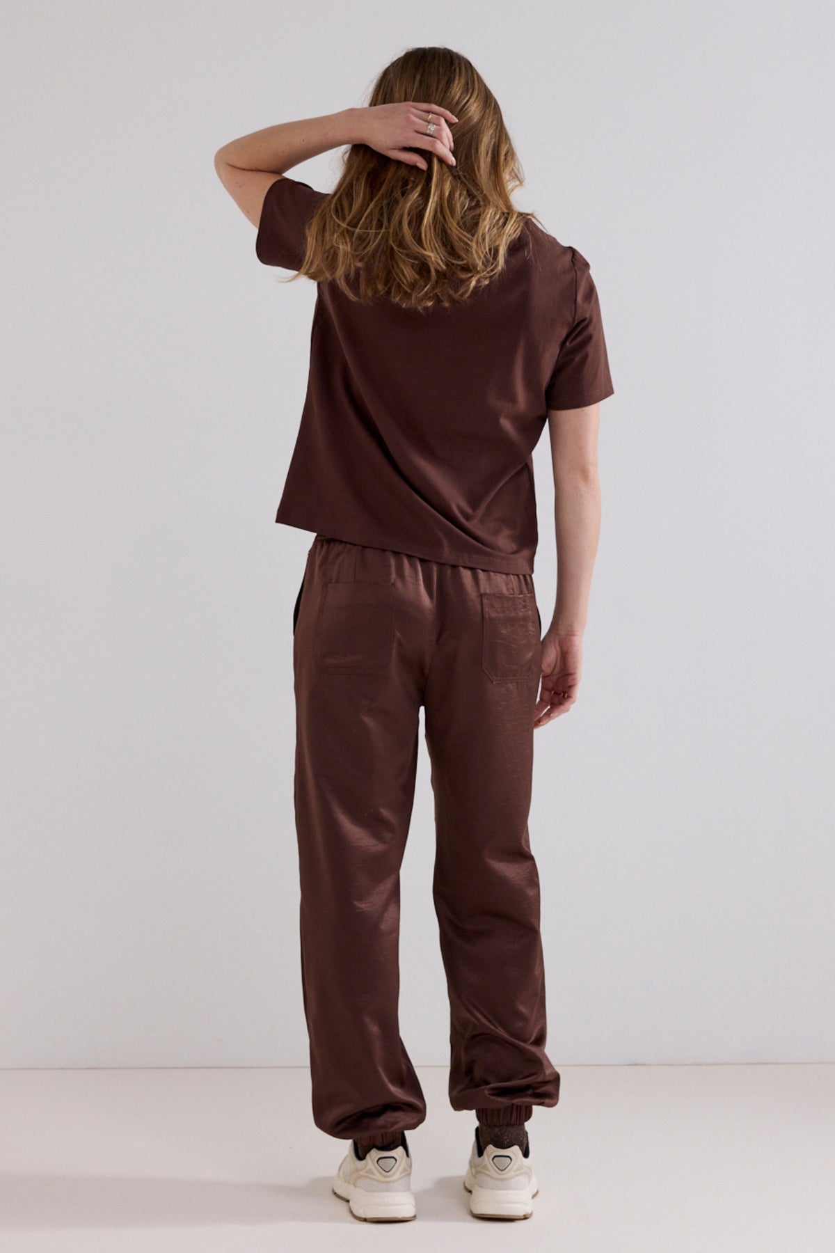 Donkere chocolade joggerbroek van Tramontana, comfortabele fit, casual stijl, zichtbaar op de afbeelding.