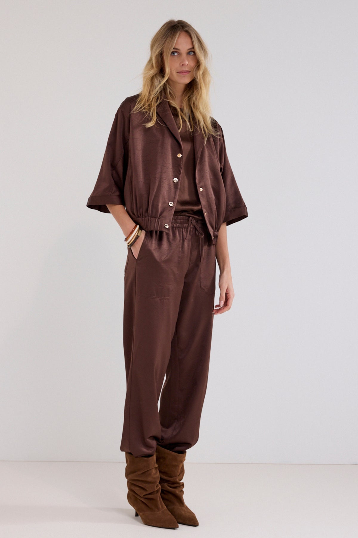 Donkere bruine joggerbroek van Tramontana met een comfortabele pasvorm en elastische taille, geschikt voor casual dragen.