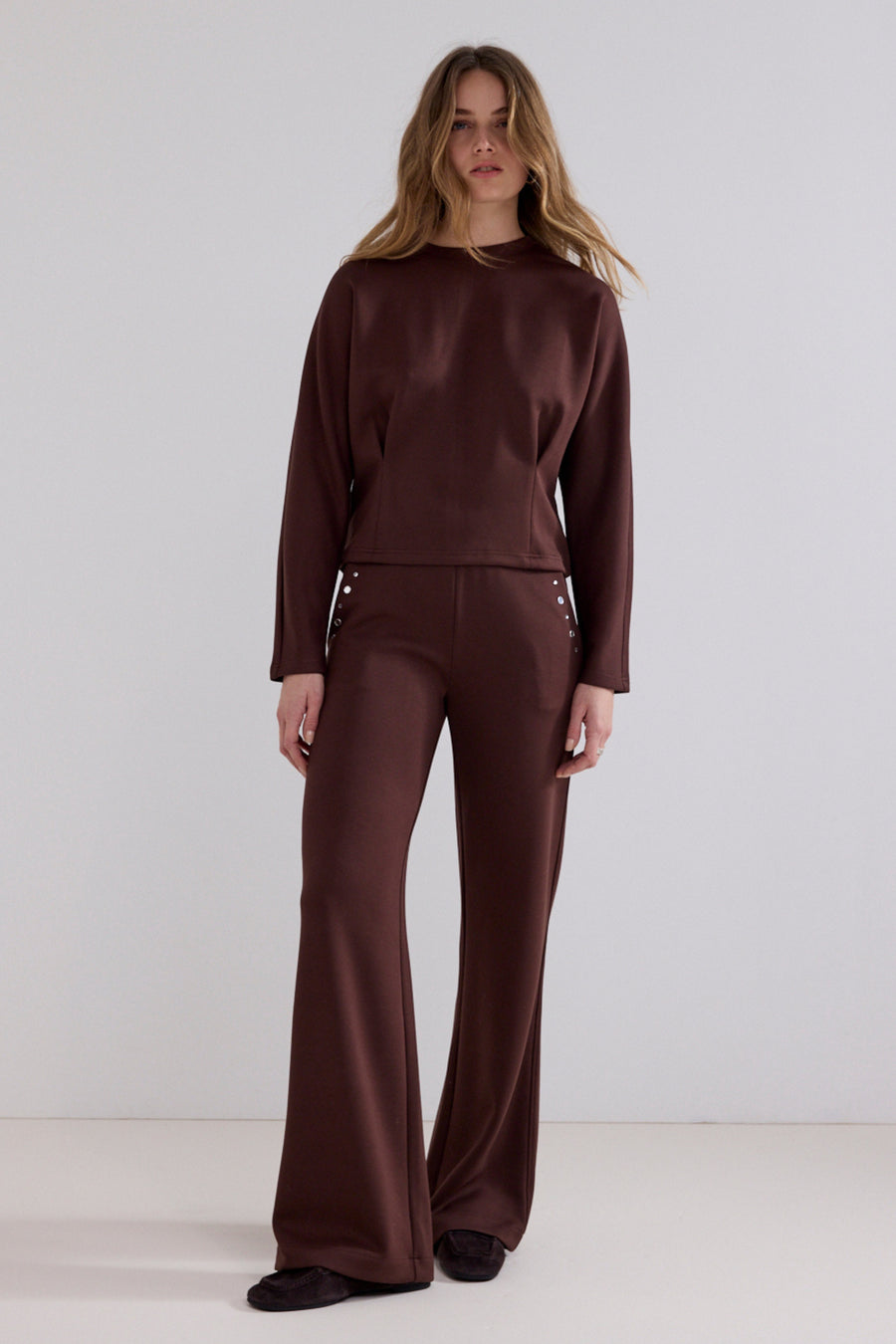 Tramontana technische sweatbroek in chocoladebruin met comfortabele pasvorm en moderne stijl, zichtbaar op de afbeelding.