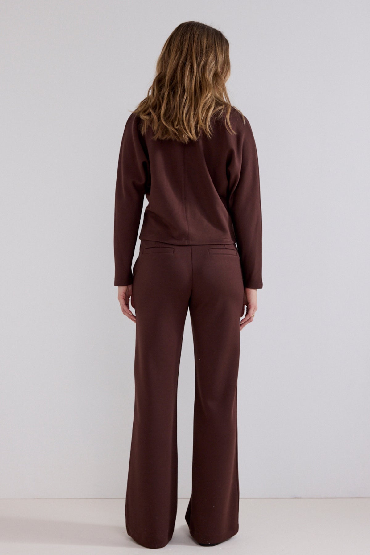 Donkerbruine technische sweatbroek van Tramontana met comfortabele pasvorm en elastische taille voor dames.