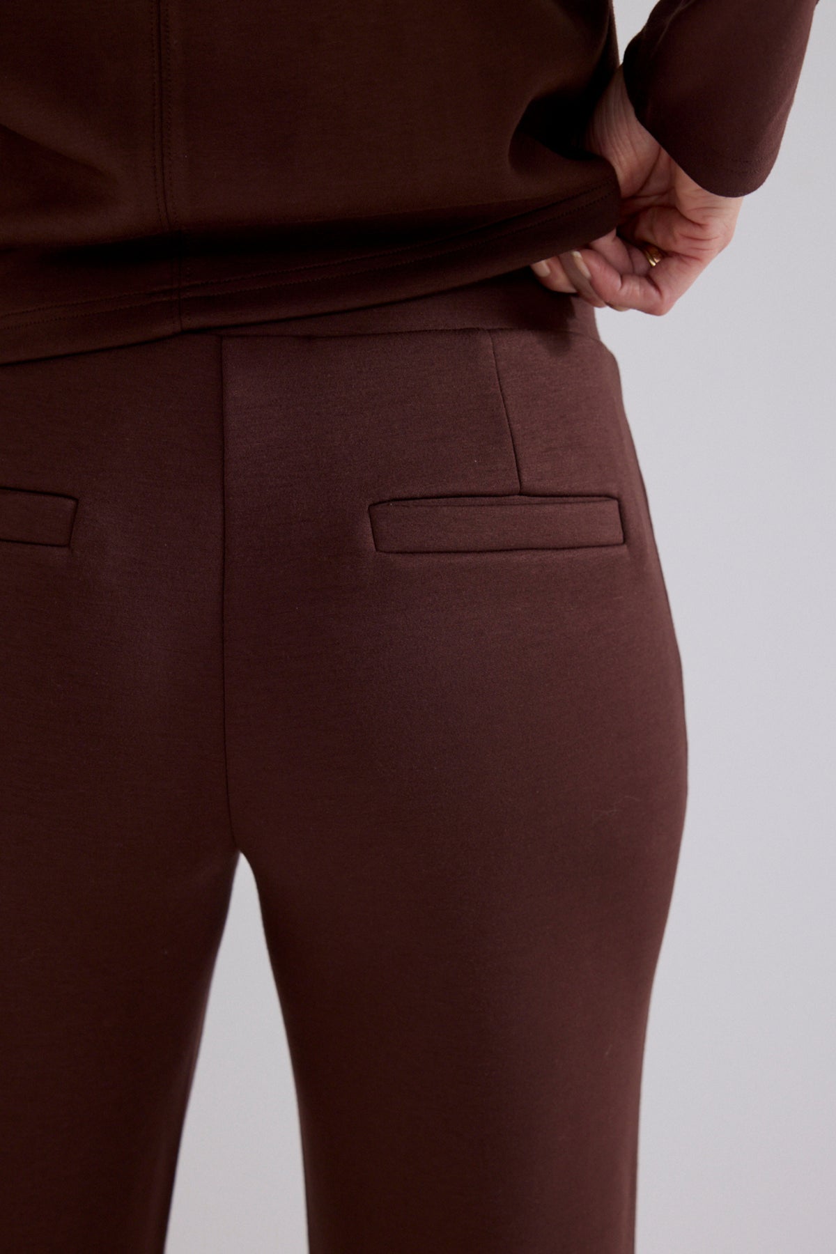 Tramontana technische sweatbroek in chocoladebruin met comfortabele pasvorm en elastische taille, geschikt voor casual en sportgebruik.
