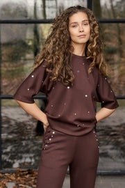 Zwarte Tramontana trui Sweat Chocolate C12-21-603 met ronde hals en zachte stof, gedragen door model.