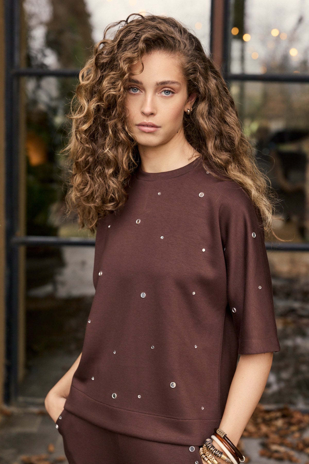 Donkere chocolade Tramontana trui sweatshirt met ronde hals en zachte stof, gedragen door een model.