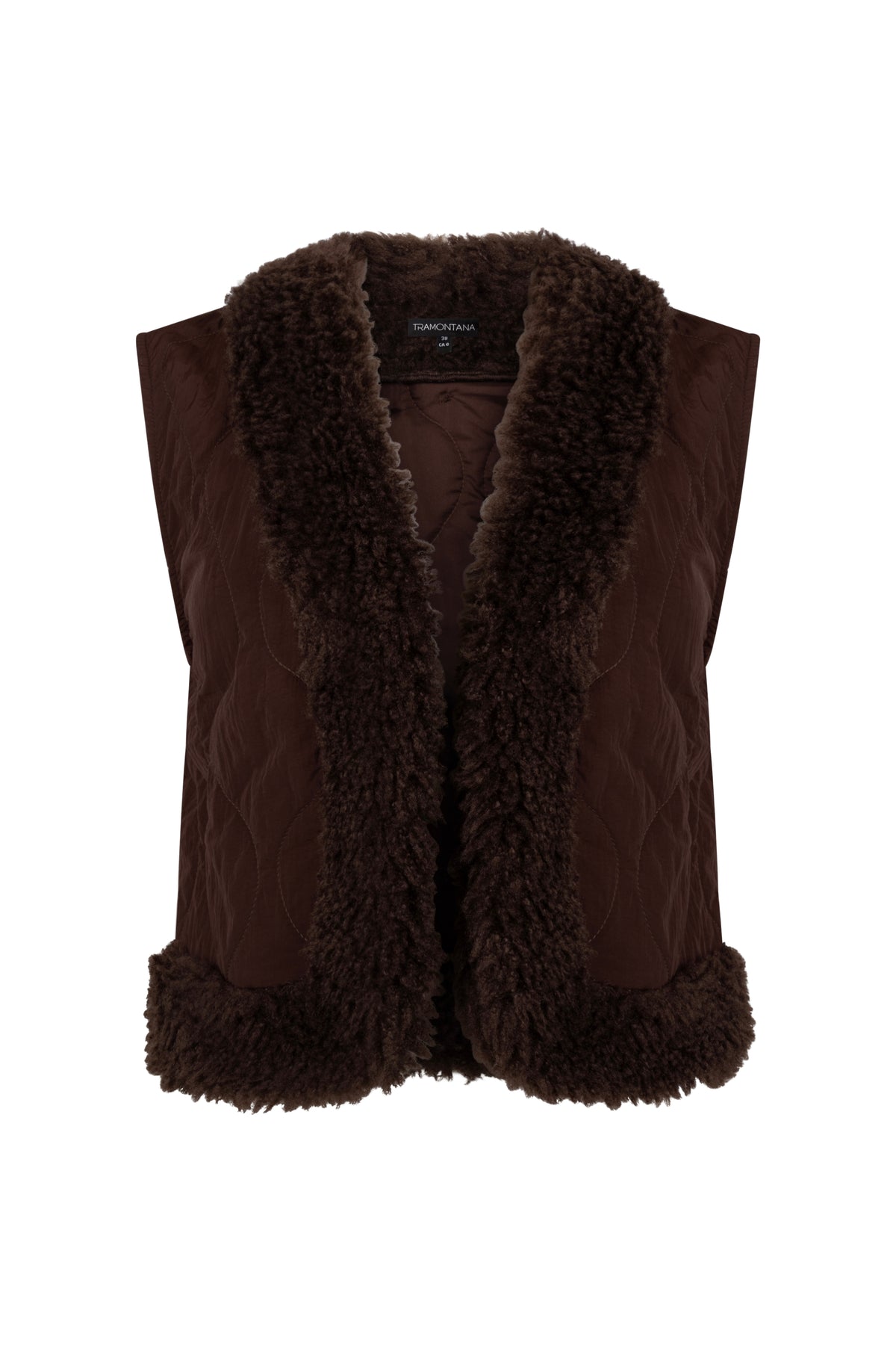 Donkerbruin faux fur gilet van Tramontana met gedetailleerde afwerking en stijlvolle look, zichtbaar op het model.