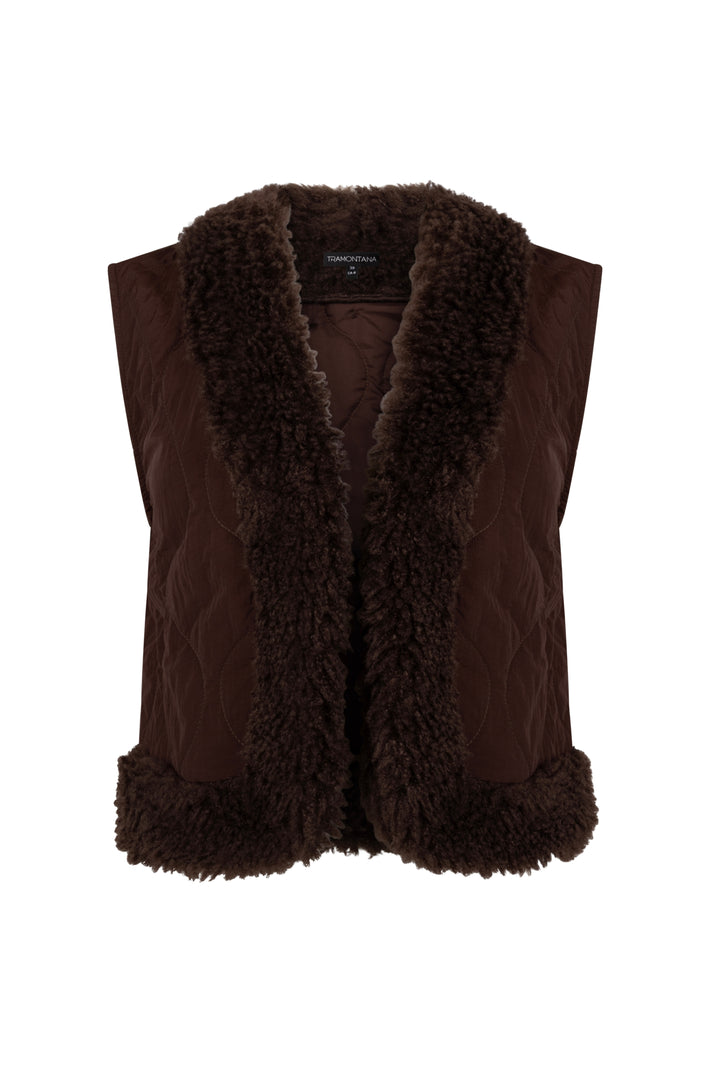 Donkerbruin faux fur gilet van Tramontana met gedetailleerde afwerking en stijlvolle look, zichtbaar op het model.
