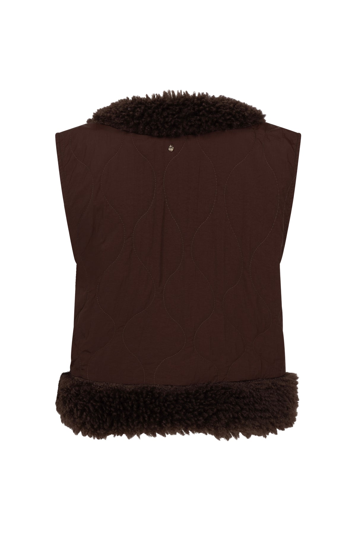 Tramontana faux fur gilet in chocoladebruin met gedetailleerde voering en knopen, gedragen door model.