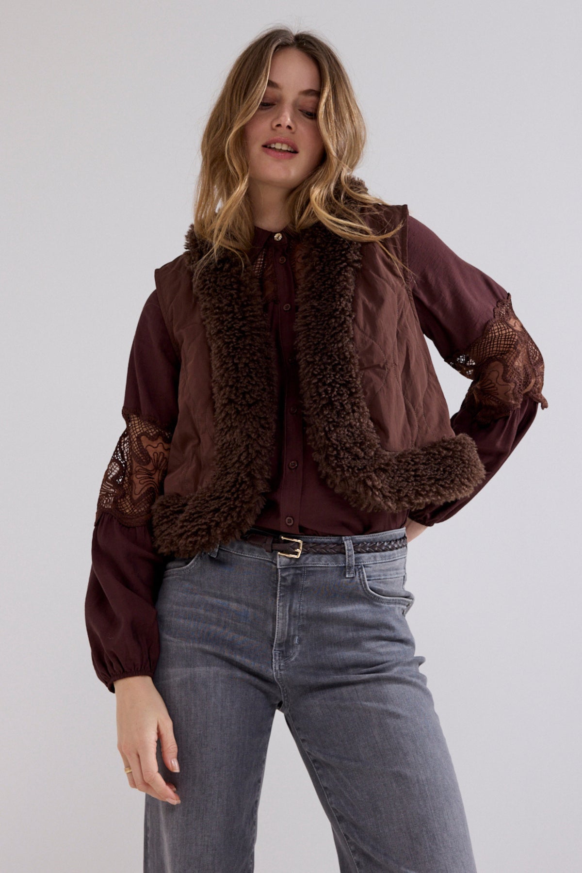 Lichtbruin faux fur gilet van Tramontana met gedetailleerde afwerking, zichtbaar op de afbeelding.