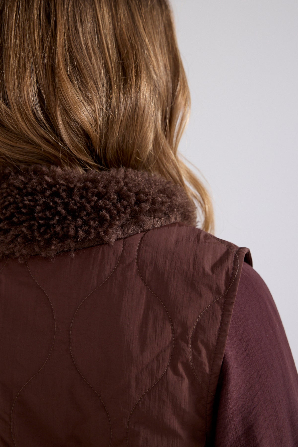 Luxe chocolade faux fur gilet van Tramontana met gedetailleerde afwerking, gedragen door een model.