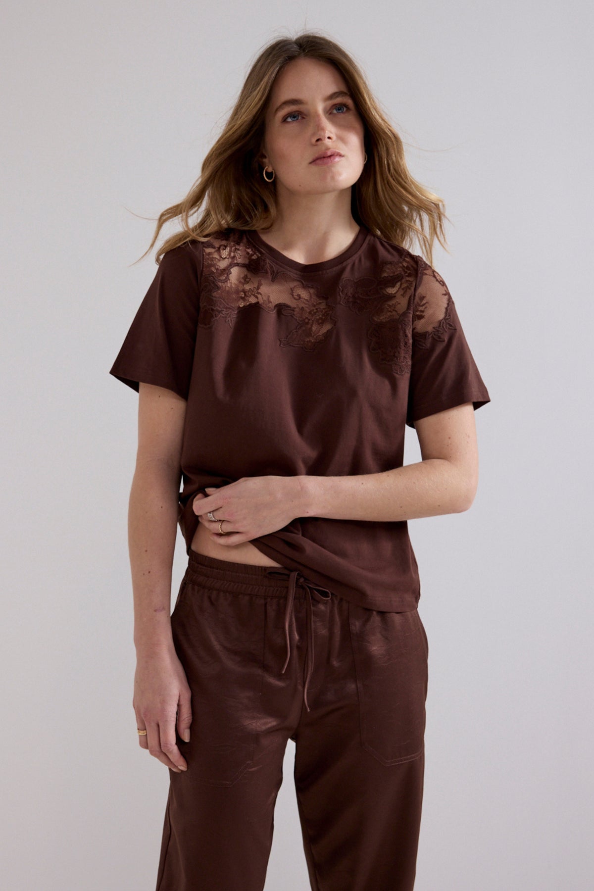 Lichtbruine tramontana T-shirt met kanten inzet en ronde hals, casual en stijlvol voor dagelijks gebruik
