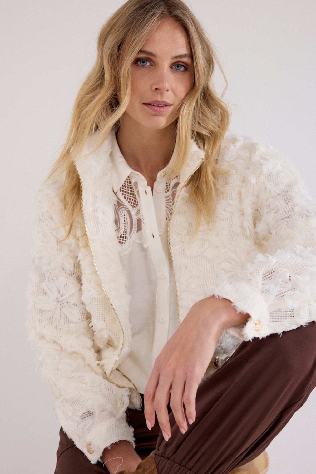 Lichte, elegante Tramontana Fancy Lace Snow jas met kanten details, ideaal voor koude dagen en stijlvol dragen.