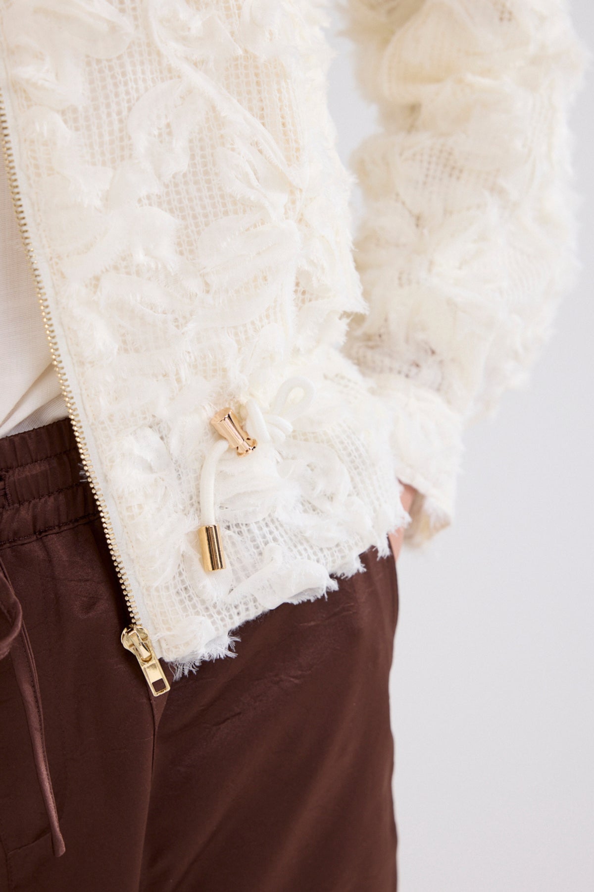 Lichte damesjas van Tramontana met kanten details, geschikt voor winter, met ritssluiting en elegante uitstraling.