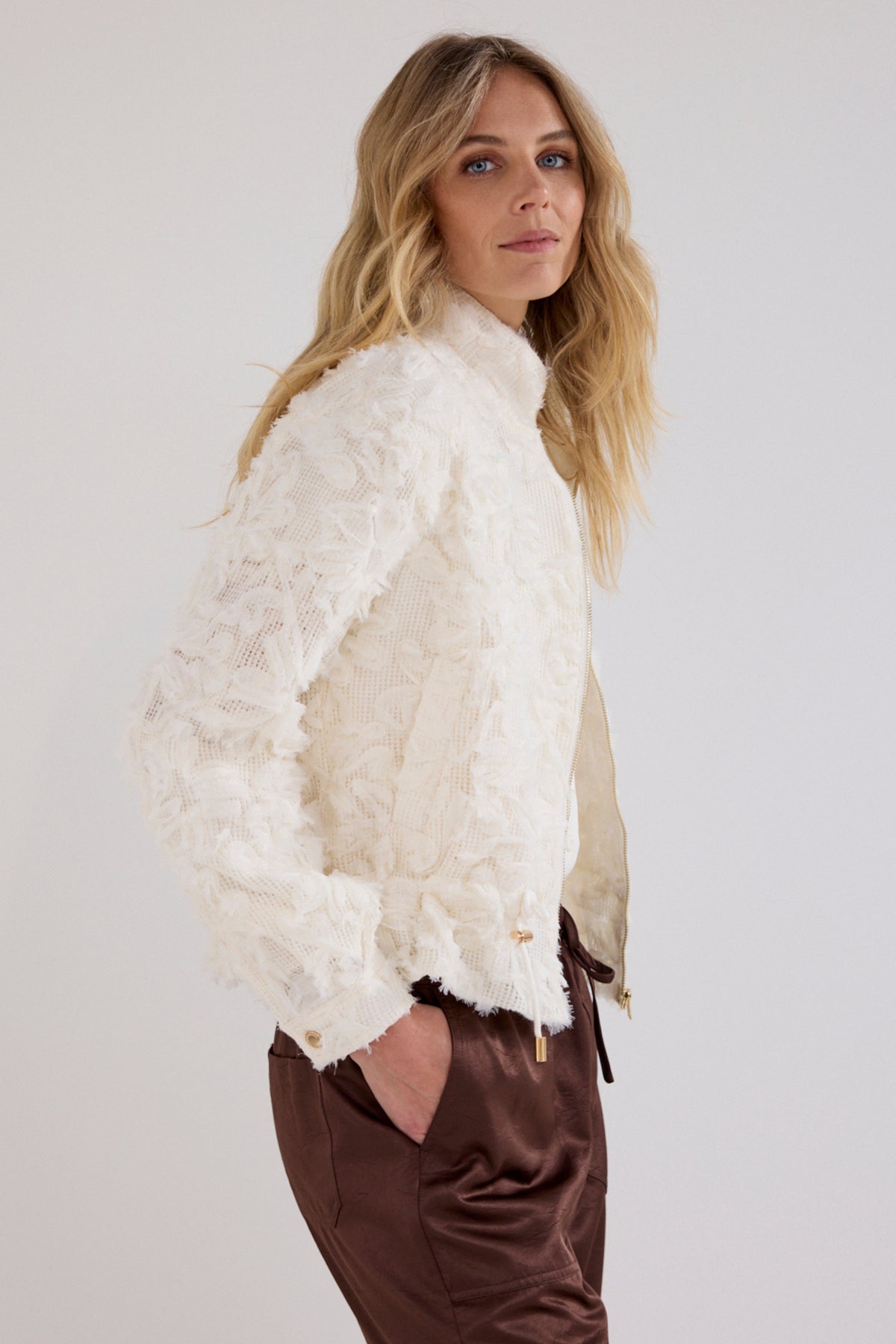 Lichte blauwe Tramontana Fancy Lace Snow jas met lace details en capuchon, voor dames, zomerstijl.