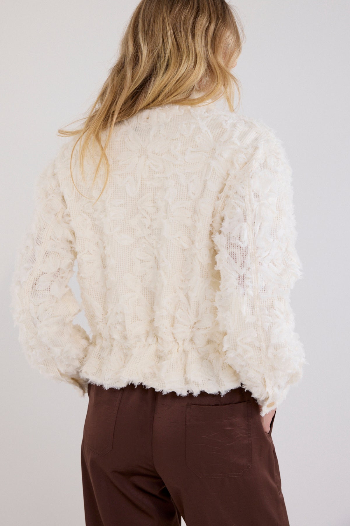 Luxe witte jas van Tramontana met kanten details, geschikt voor winter, met capuchon en knoopsluiting.