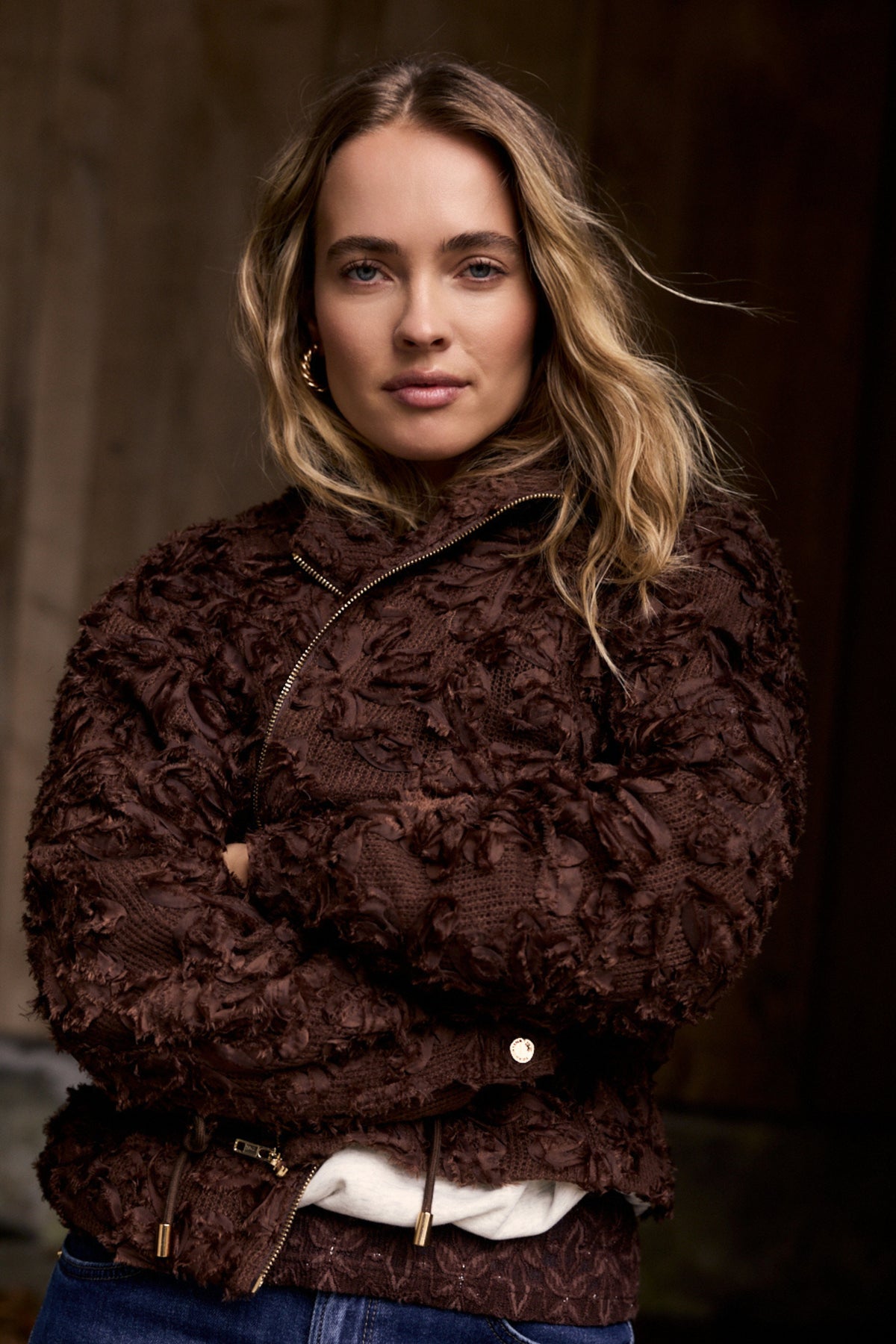 Lichte, elegante Tramontana Fancy Lace Chocolade jas met decoratieve kantdetails, gedragen door een model.