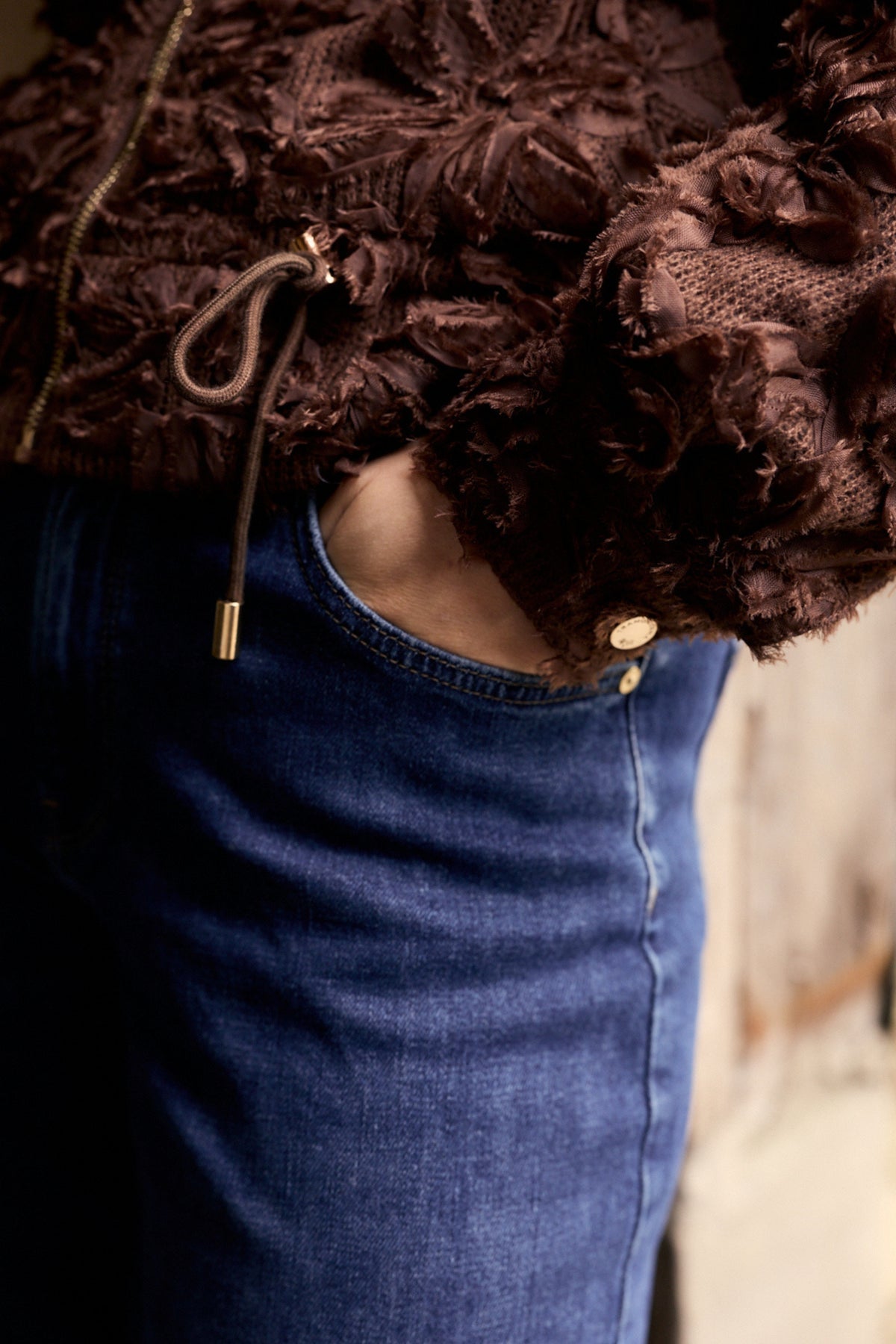 Luxe chocoladebruine jas met kanten details van Tramontana, model Fancy Lace C39-21-801, zichtbaar op de afbeelding.