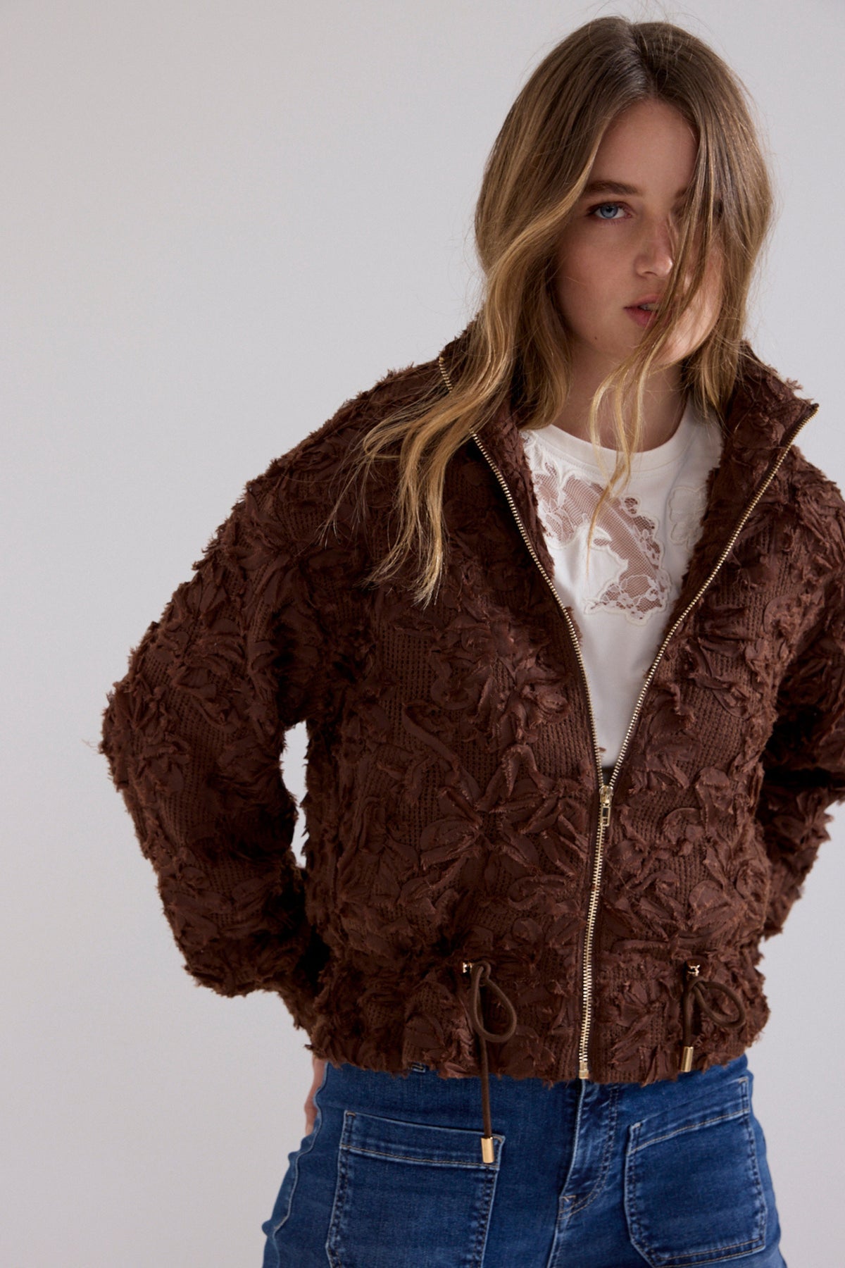 Luxe chocoladebruine jas van Tramontana met kanten details, model Monique, getoond op een model.