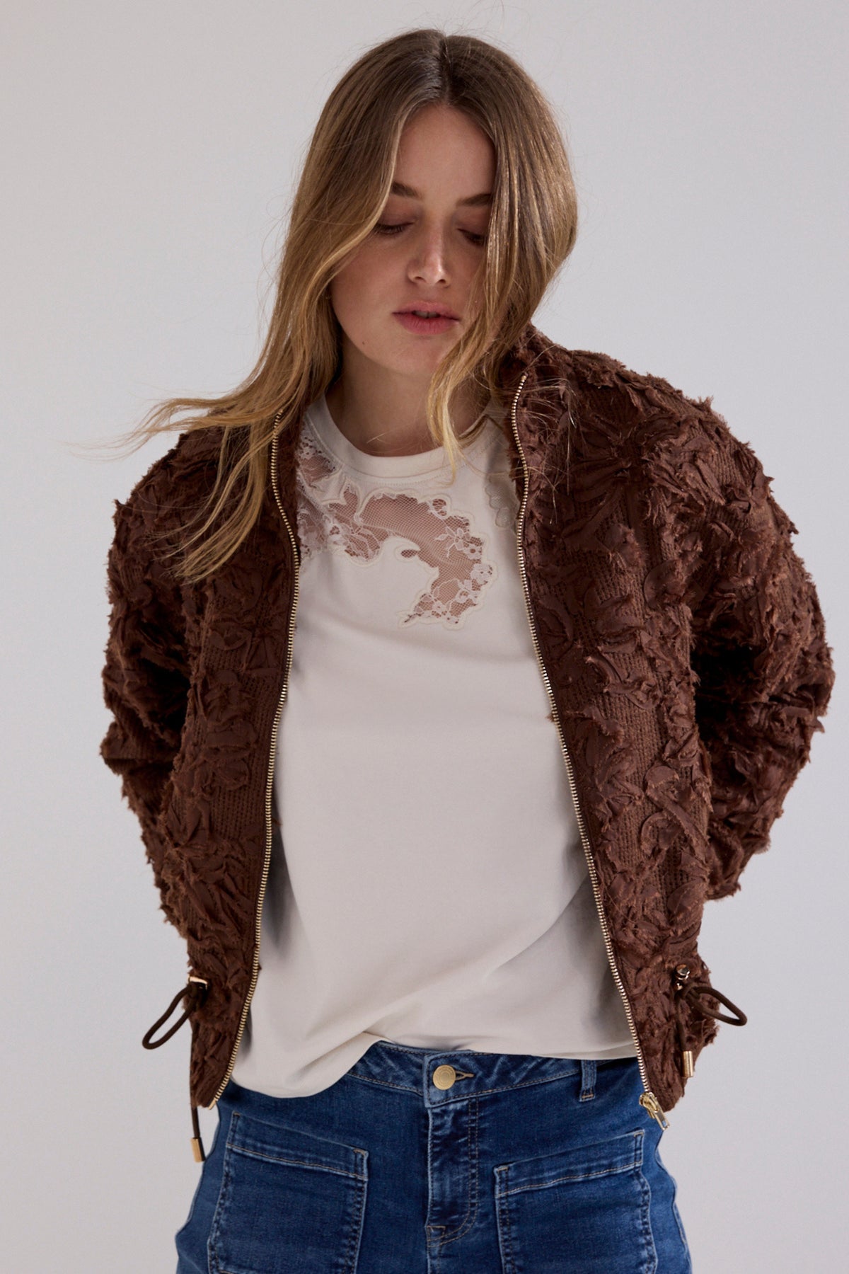 Lichte chocolade jurk met kanten details van Tramontana, stijlvolle jas met elegante afwerking en modieuze look.