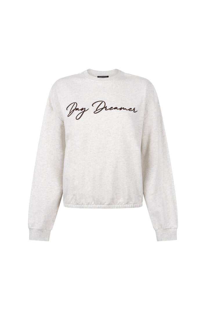 Tramontana Day Dreamer Snow sweater met zachte stof en gedetailleerde print, gedragen door een model.