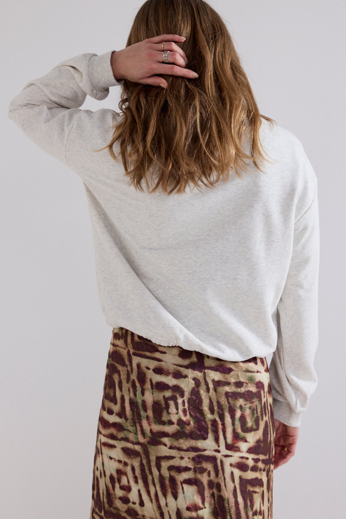 Tramontana Day Dreamer Snow sweater, wit met zachte textuur en ronde hals, gedragen door een persoon op een neutrale achtergrond