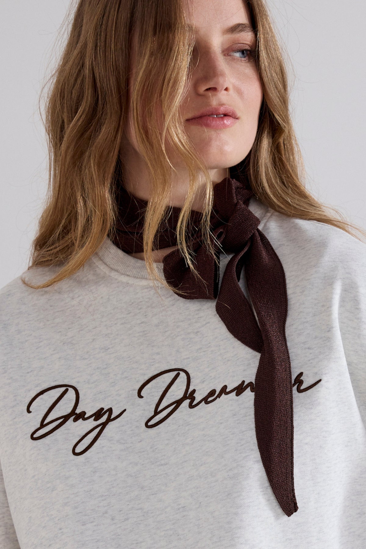 Donkerblauwe Tramontana Day Dreamer Snow sweater met zachte stof en ronde hals, gedragen door een persoon.