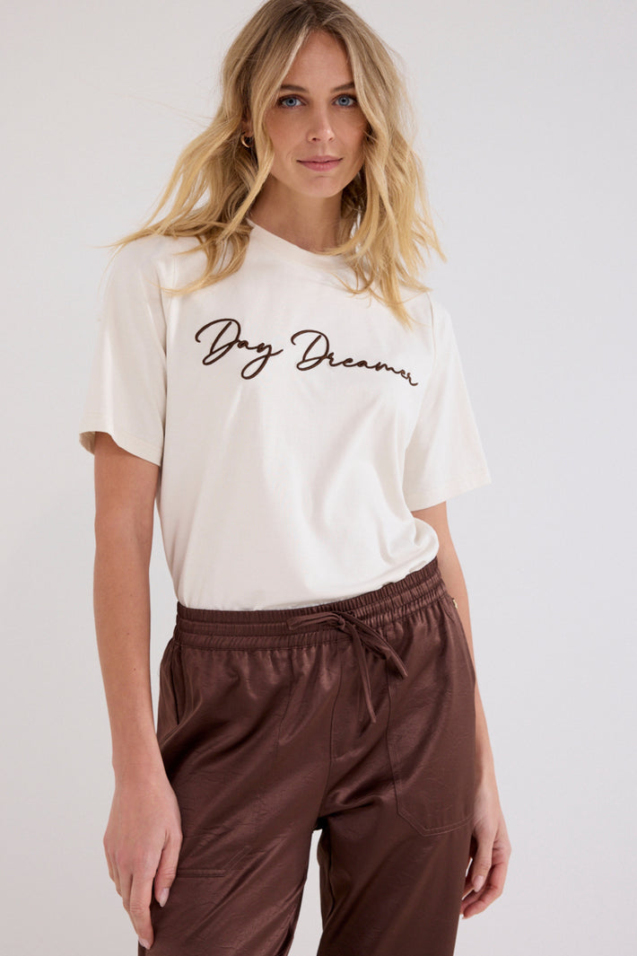 Donkerblauwe Tramontana T-shirt Day Dreamer Snow C63-21-401 met zachte stof en korte mouwen, gedragen door een model.