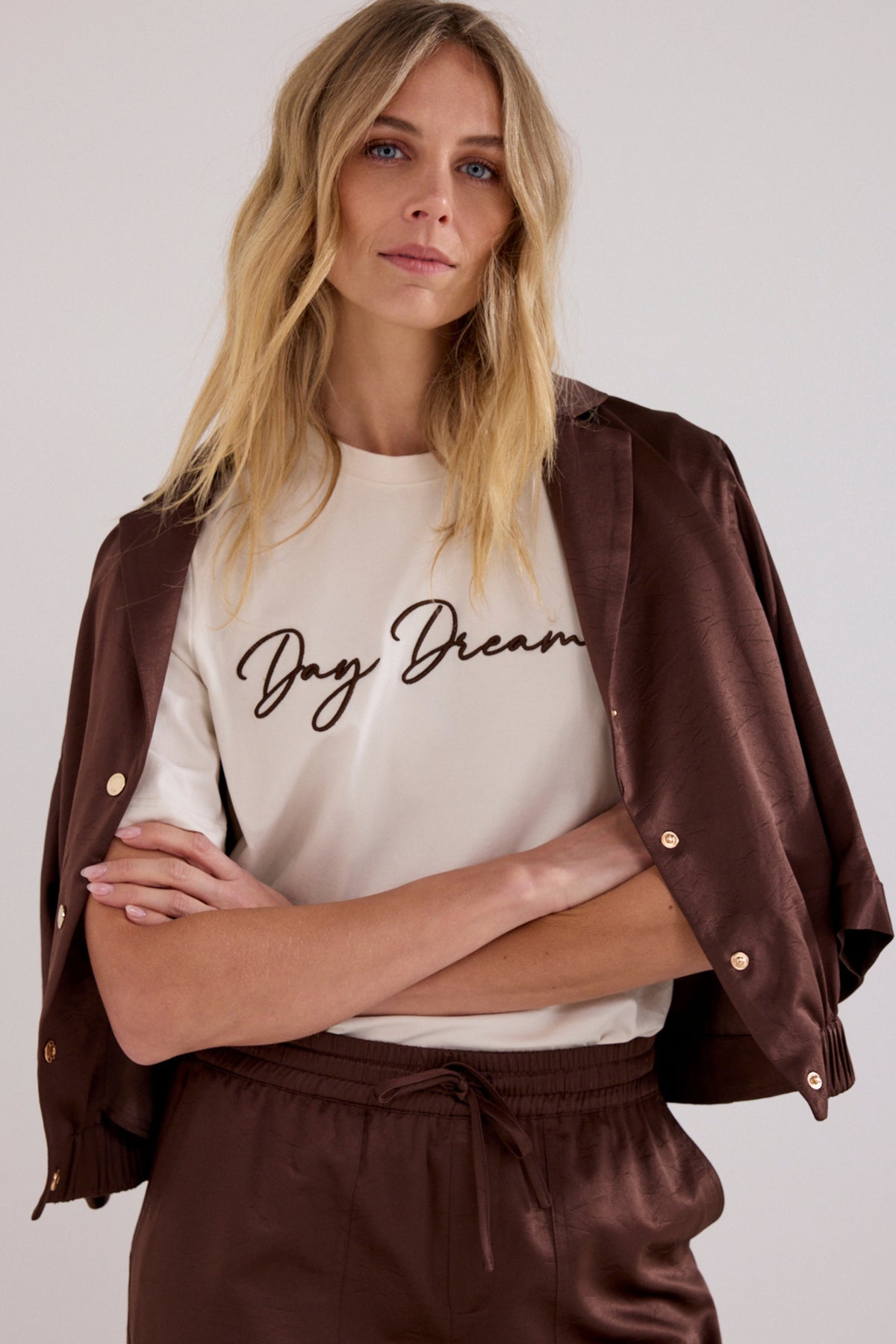 Lichtblauwe Tramontana T-shirt Day Dreamer Snow C63-21-401 met zachte stof en ronde hals, gedragen door een model.