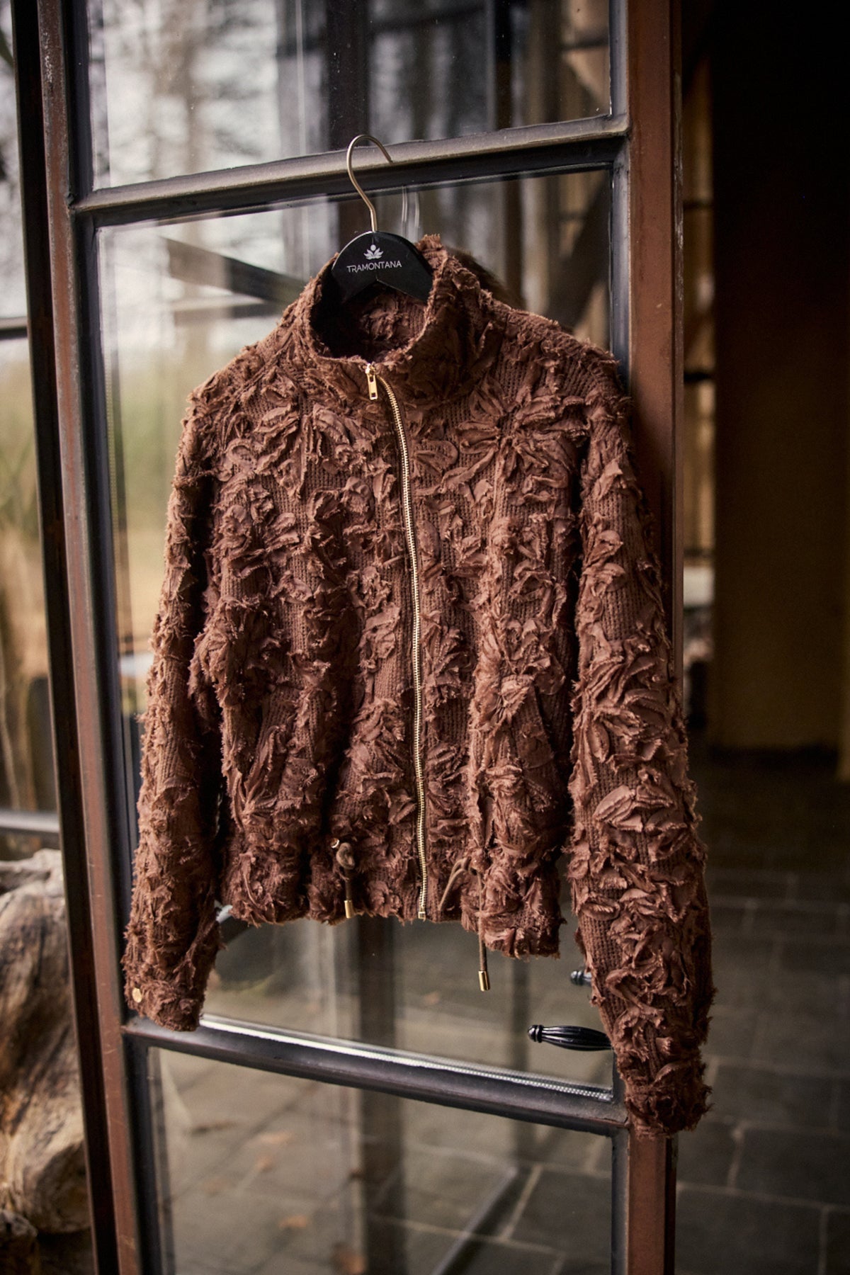 Luxe chocoladebruine jas met kanten details van Tramontana, model Fancy Lace C39-21-801, getoond in de afbeelding.
