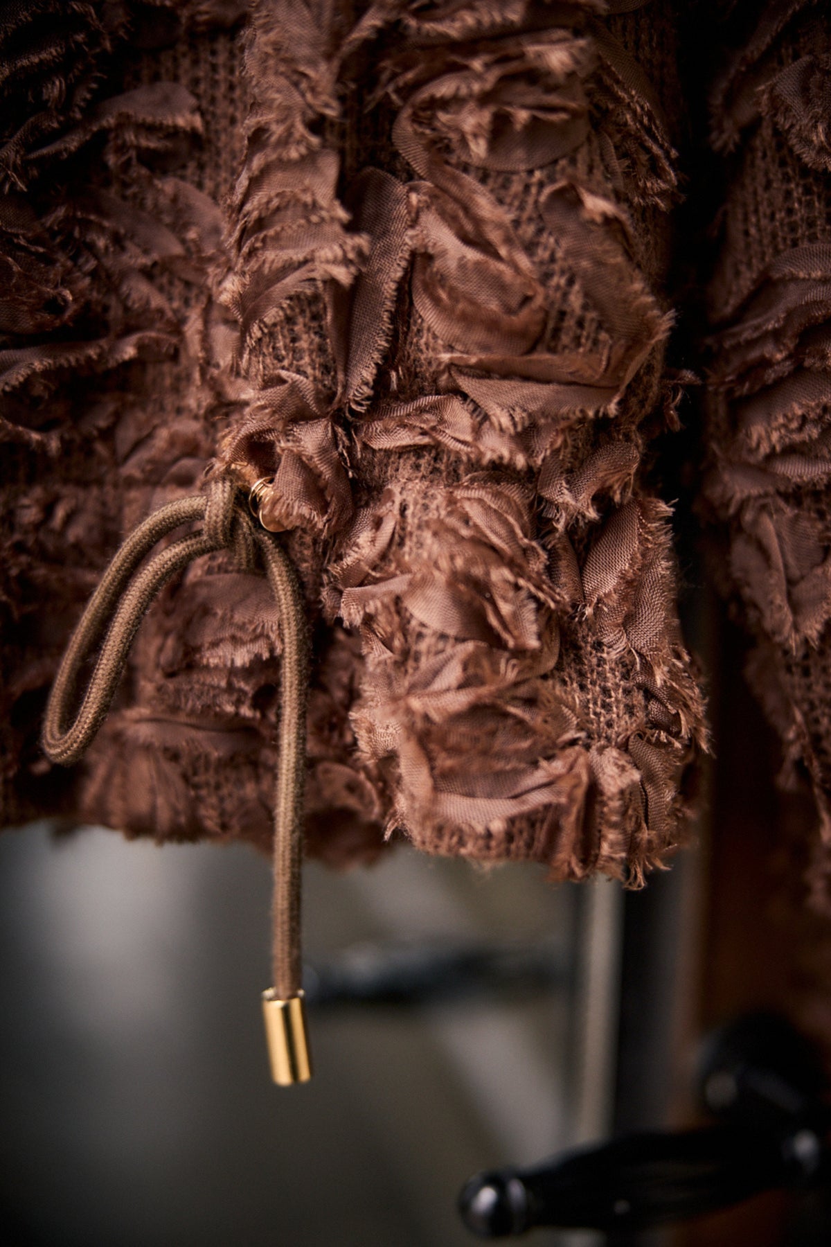 Lichte chocoladekleurige jas met kanten details van Tramontana, model Fancy Lace C39-21-801, op een witte achtergrond.