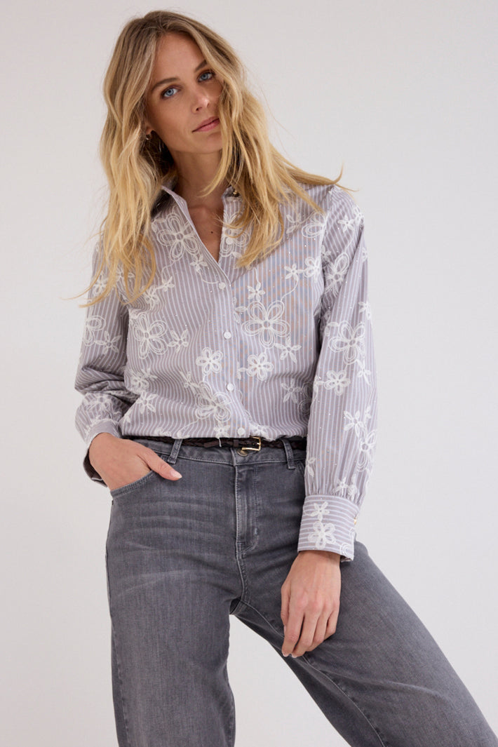 Blouse Tramontana met geborduurde rhinestones in chocoladekleur, modieus en elegant, close-up van de gedetailleerde design en textuur.