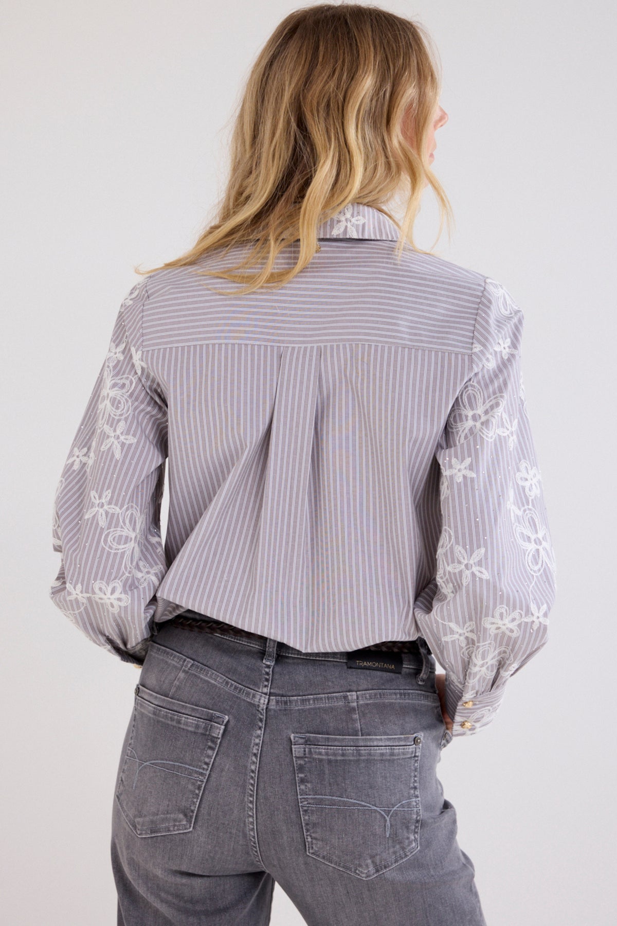 Lichte bruine blouse van Tramontana met borduursel en rhinestones, geschikt voor casual en feestelijke gelegenheden.