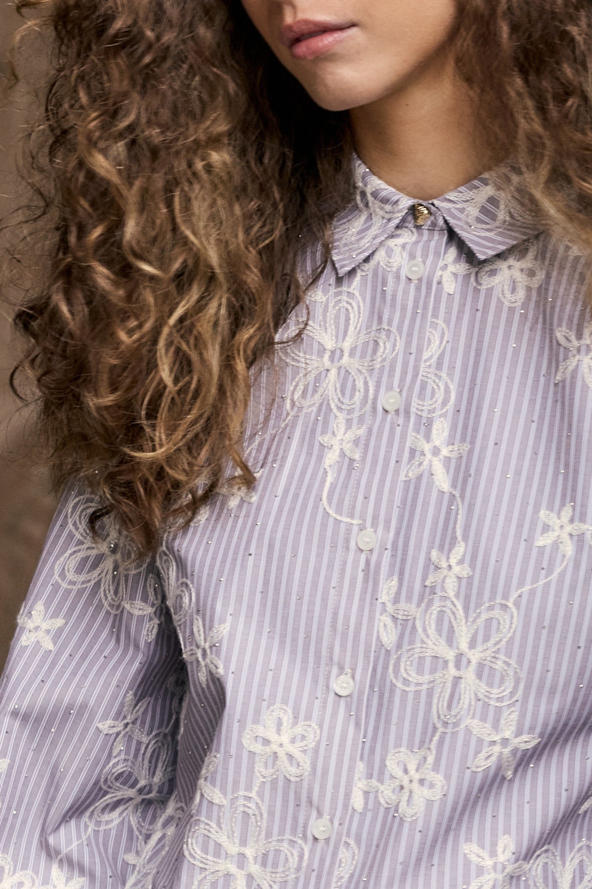Lichte bruine blouse met borduursel en glinsterende rhinestones van Tramontana, close-up van de details en stoftextuur