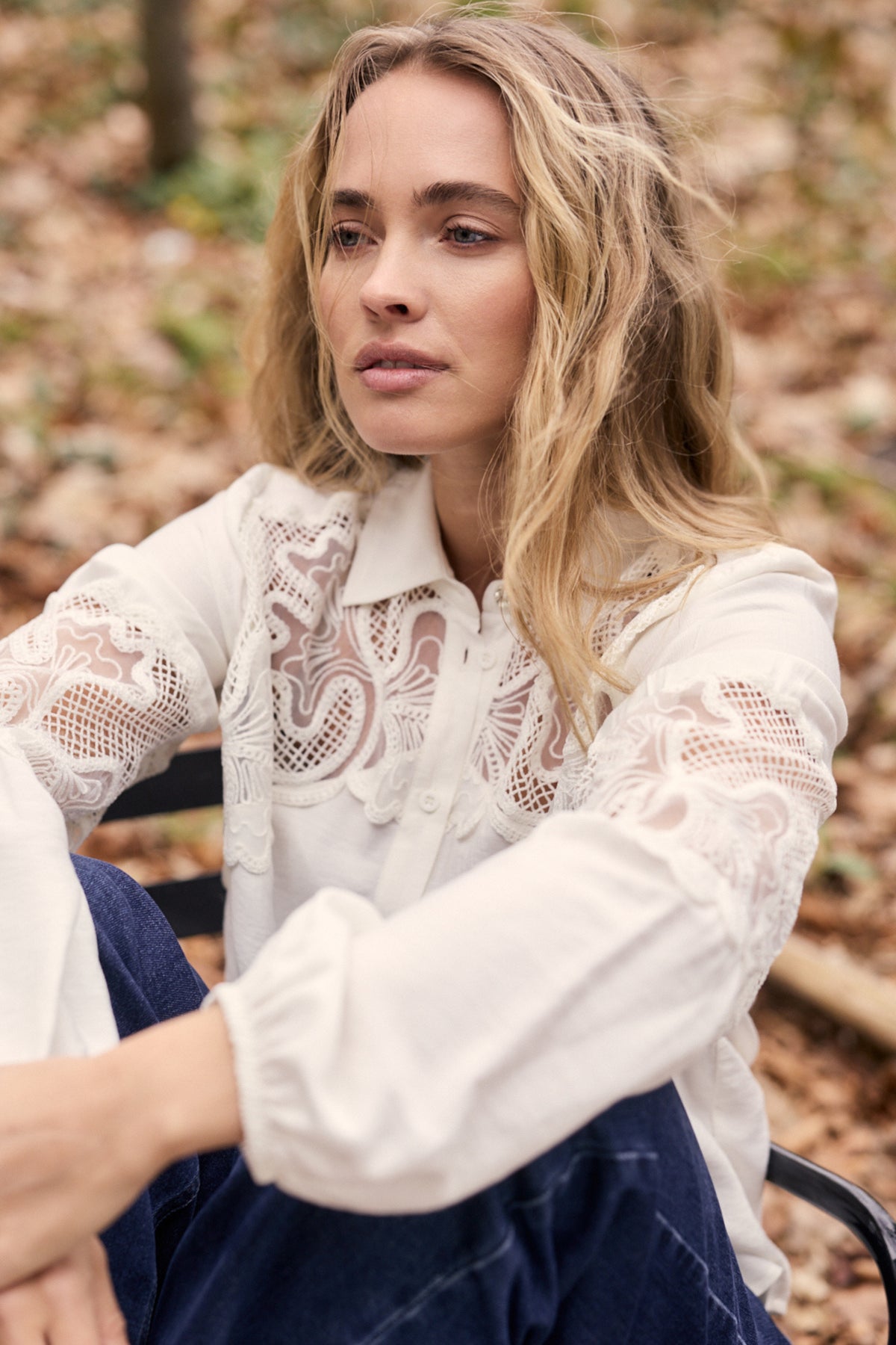 Lichte witte blouse met kanten details en lange mouwen, van Tramontana, gekleed op een model.