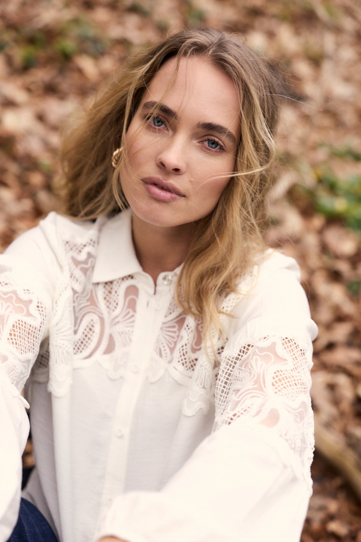 Lichte witte blouse met kanten details van Tramontana, elegante lange mouwen en klassieke pasvorm.