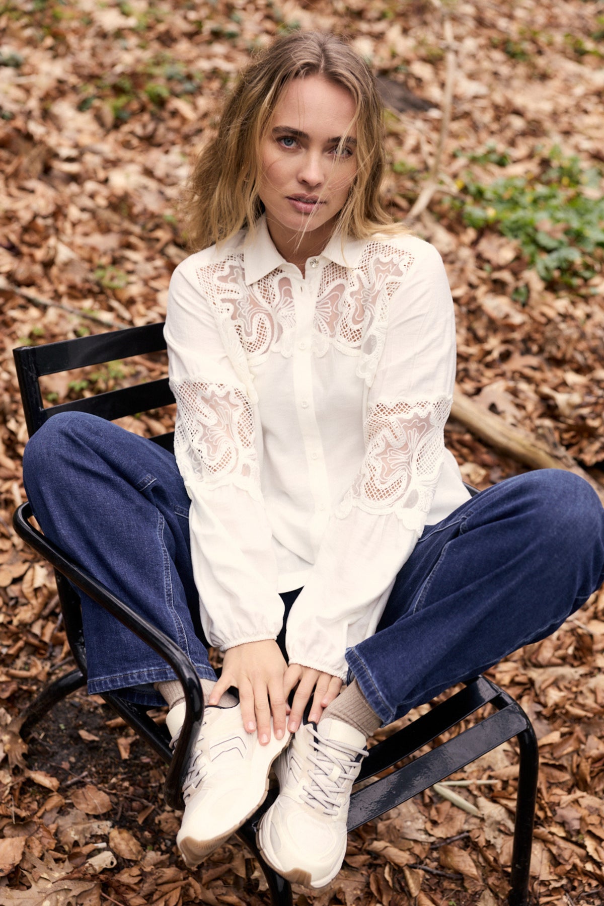 Lichte blauwe blouse met kanten details van Tramontana, elegante pasvorm en fijne textuur op de afbeelding.