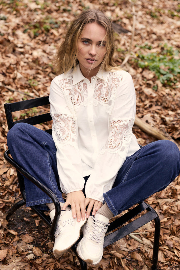 Lichte blauwe blouse met kanten details van Tramontana, elegante pasvorm en fijne textuur op de afbeelding.