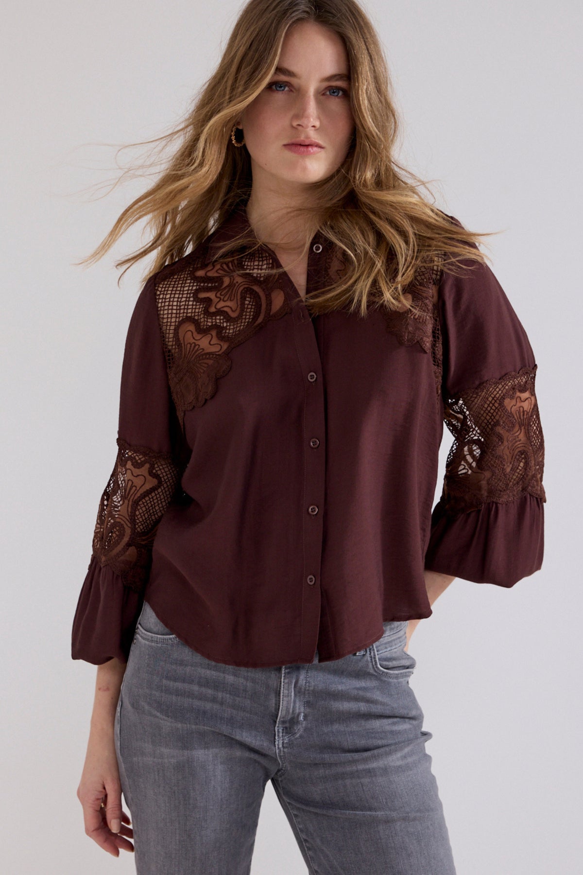 Lichte chocoladeblouse van Tramontana met kanten details en lange mouwen, gedragen door een model.