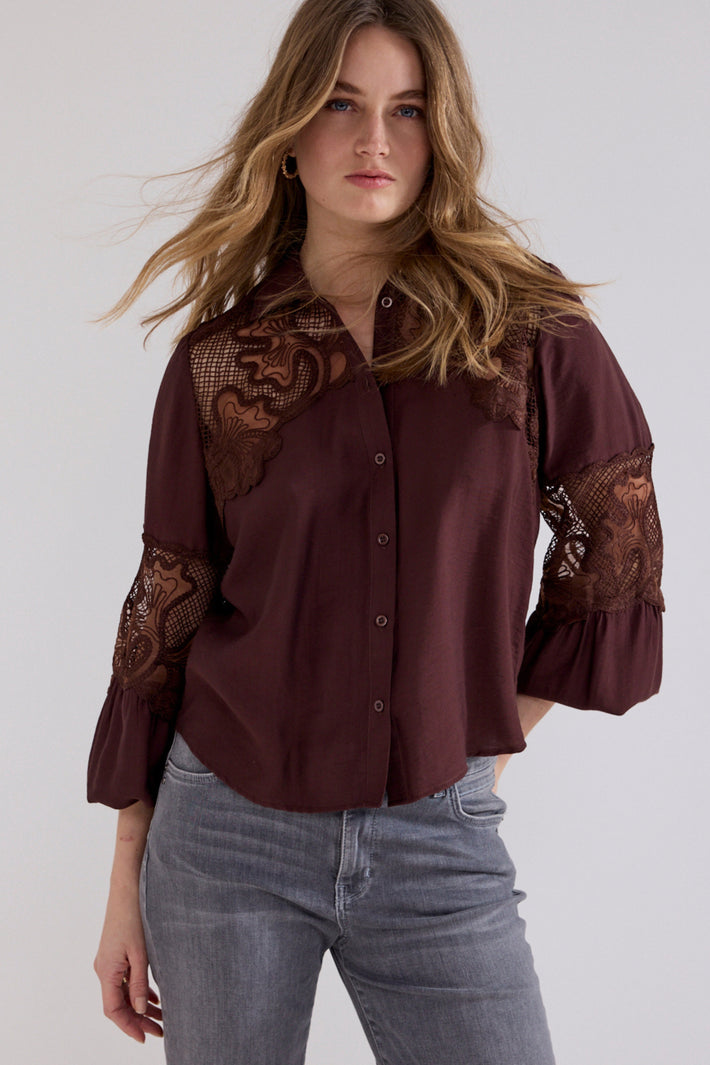 Lichte chocoladeblouse van Tramontana met kanten details en lange mouwen, gedragen door een model.