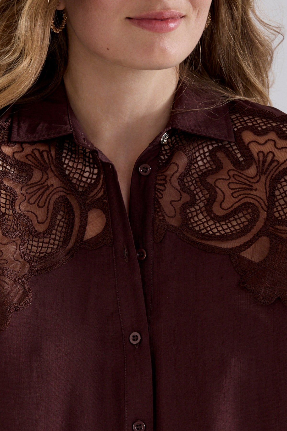 Lichte chocoladekleurige blouse met kanten details van Tramontana, modieus en elegant voor elke gelegenheid
