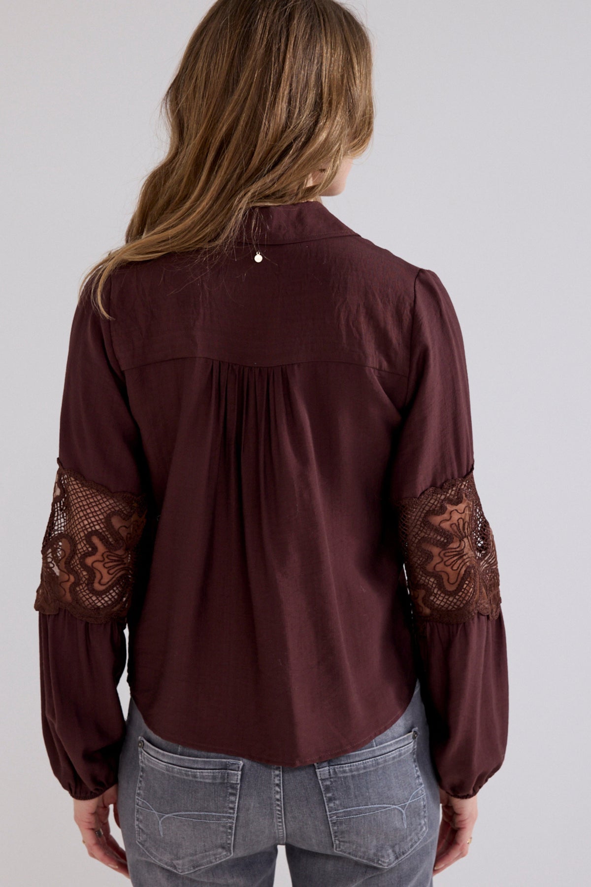 Lichte chocoladeblouse van Tramontana met kanten details en lange mouwen, gedragen door model.