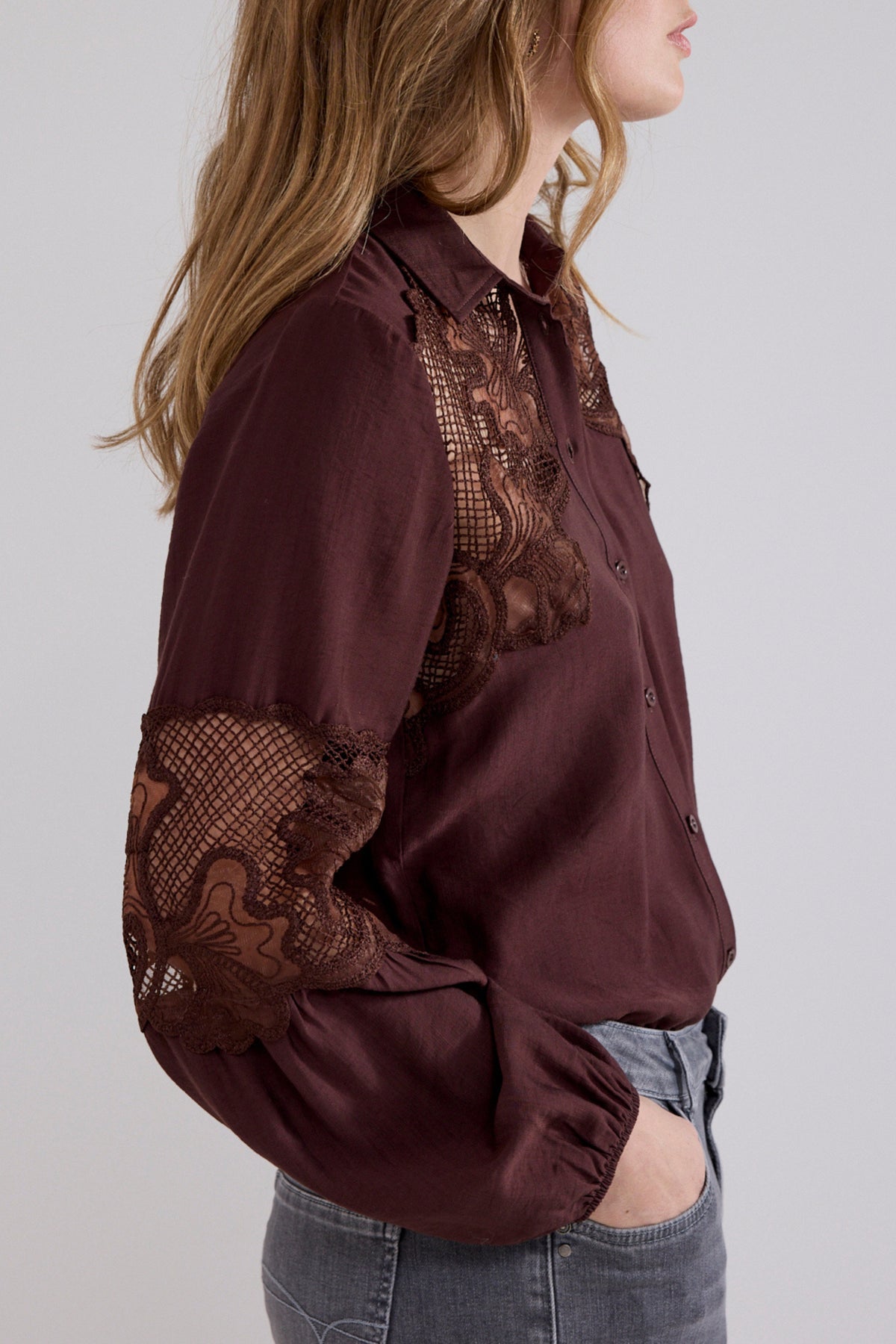 Donkere chocolade blouse van Tramontana met kanten details, korte mouwen en een elegante pasvorm.