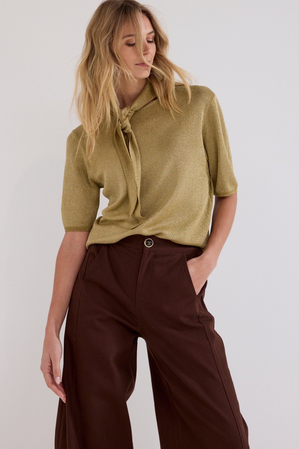 Lichtgroene shawl top van Tramontana met sprout patroon, zachte textuur en elegante pasvorm, gedragen door een model.