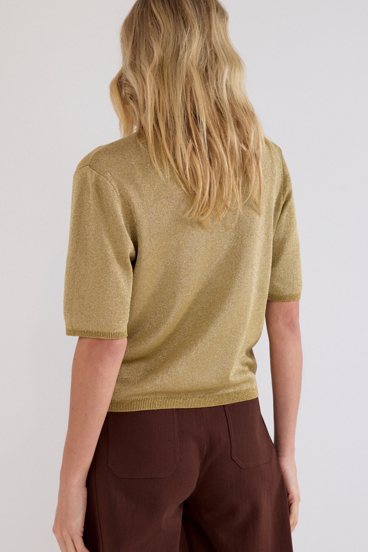 Zwart shawl met sprout patroon van Tramontana, elegant top accessoire, draagbaar als hoofddoek of sjaal.