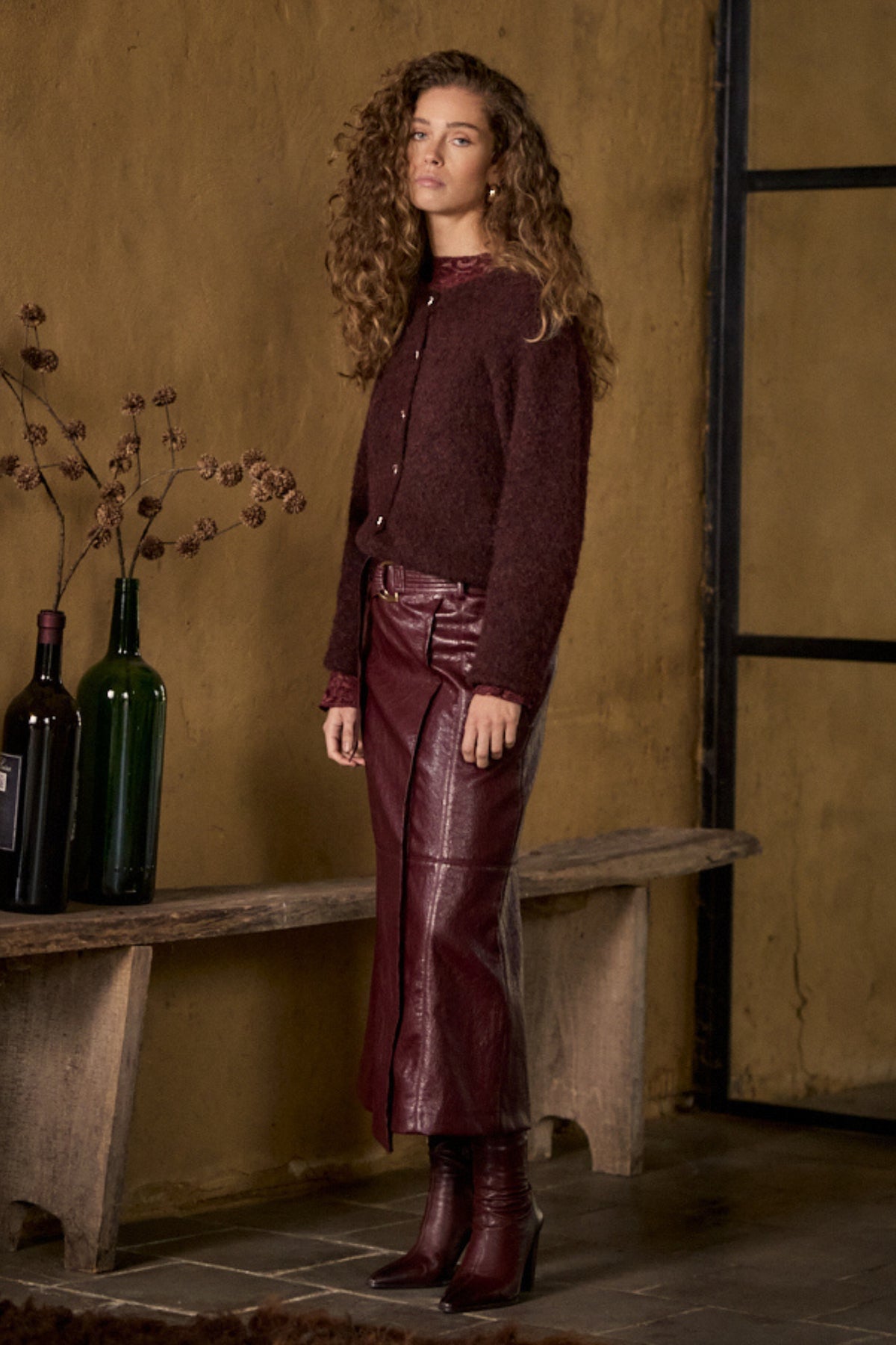 Lichte crèmekleurige rok van Tramontana met cracléffect in pomegranatekleur, model C15-21-201, zichtbaar op de afbeelding.