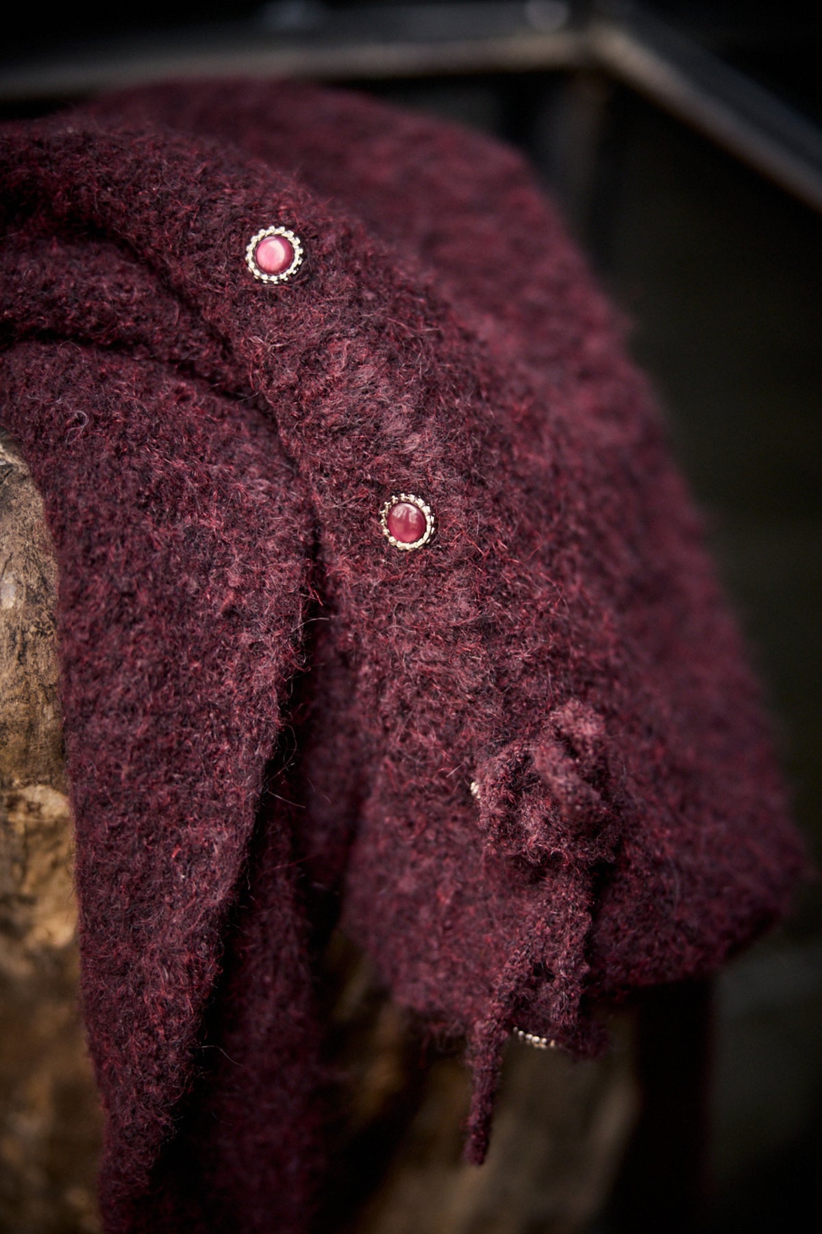 Donkere pufferjas met lange mouwen en rits, Tramontana Puff Sleeve Pomegranate C18-21-701 op een mannequin gedragen.