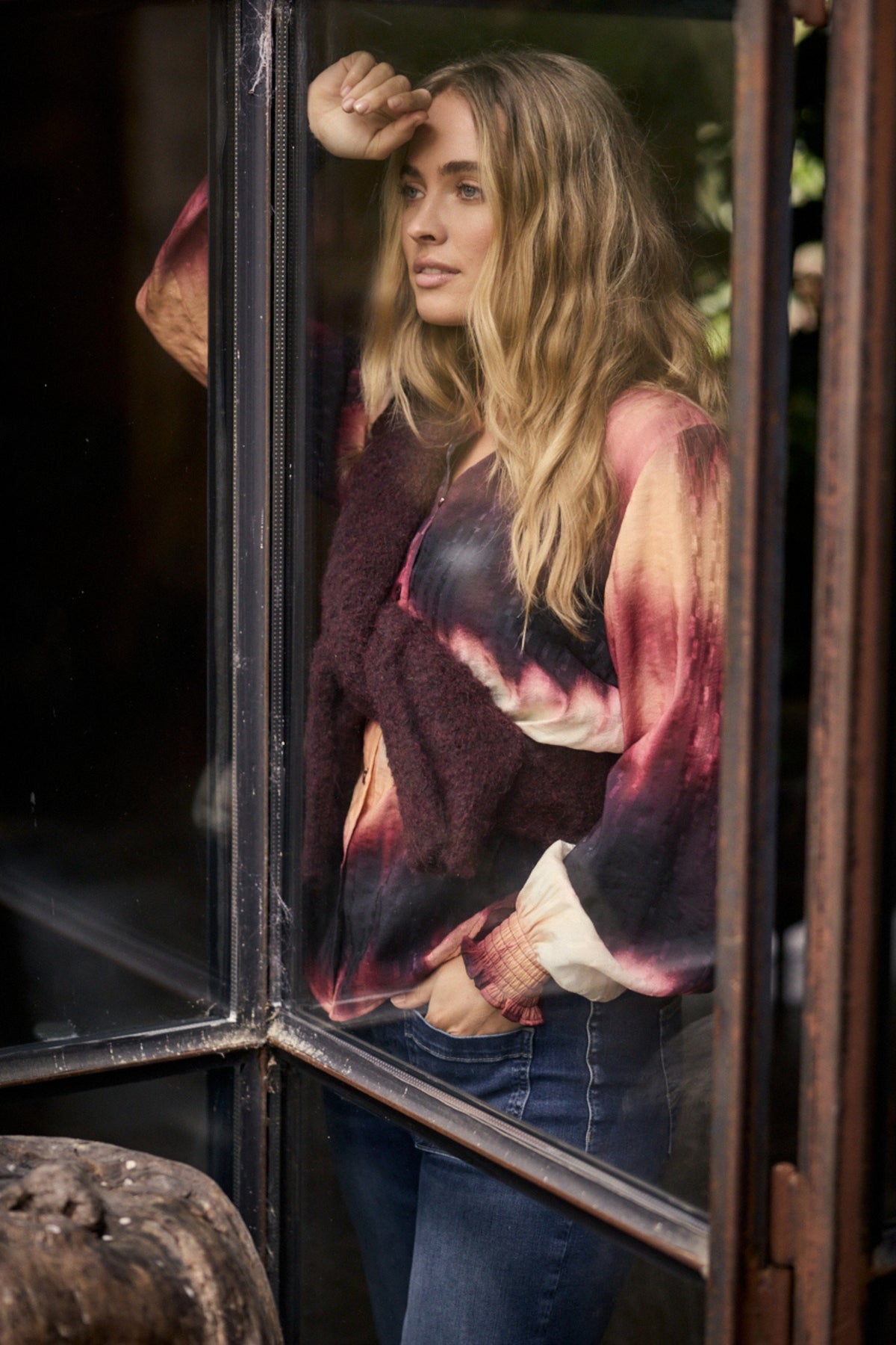 Blouse van Tramontana met herfstachtige tie dye print in granaatappelrood, modieuze herfstblouse voor dames